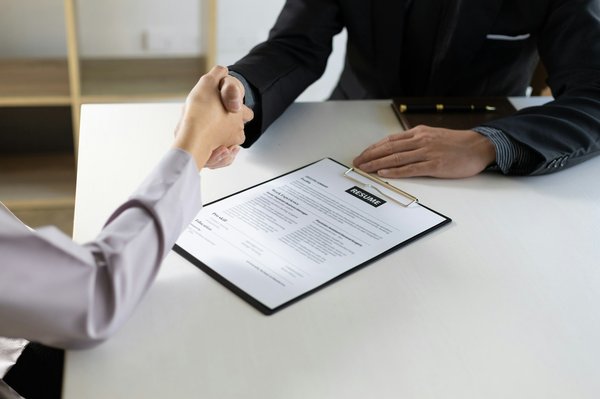 Comment se spécialiser en gestion de la relation client pour les institutions financières ?